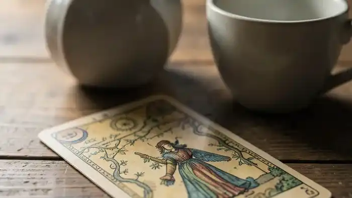 Расклад Таро на одну карту при ссоре — карта Пятерка Кубков как символ разочарования и упущенных возможностей в конфликте.